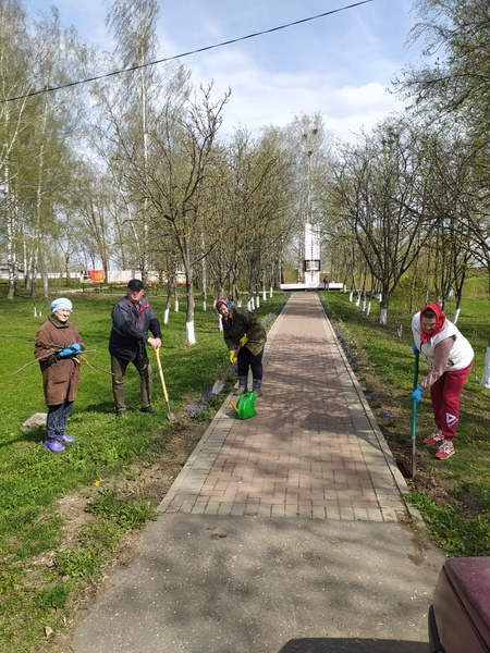 Активисты ЛДПР провели субботник у памятника погибшим войнам