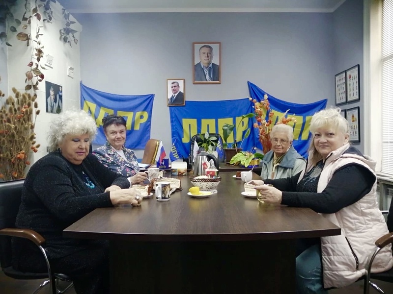 ЛДПР поздравляет с Днём пожилого человека!