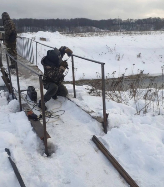 Депутат ЛДПР Александровского района помог жителям деревни починить пешеходный мост