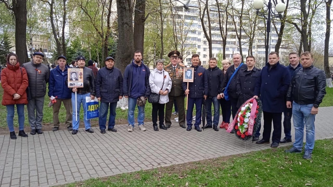 Представители ЛДПР приняли участие в шествии Бессмертного полка и возложили цветы к Вечному огню