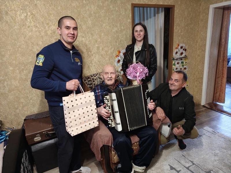 Активист ЛДПР Артем Могучий поздравил ветераном с Днем Победы