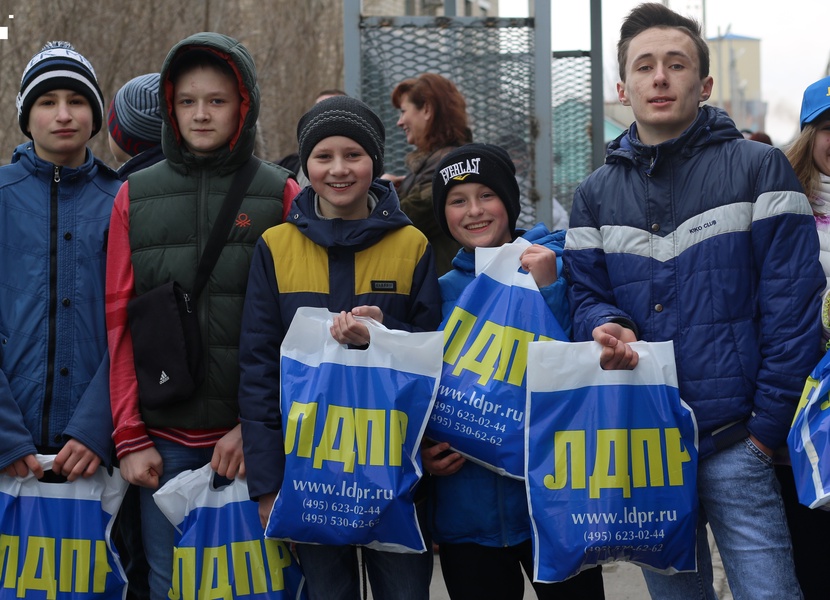 Активисты ЛДПР поздравили детей с Рождеством