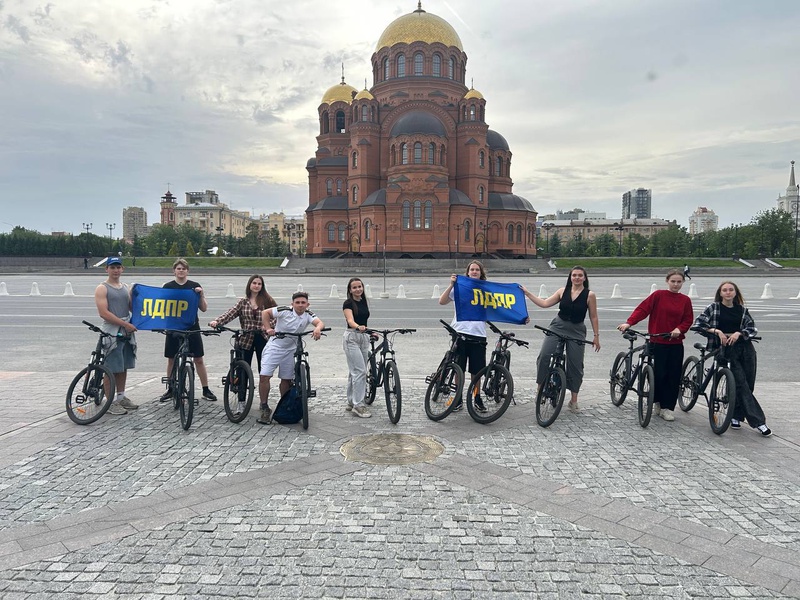 Молодежная организация ЛДПР устроила для активистов велопрогулку по центру Волгограда
