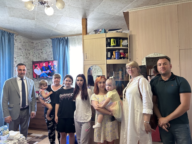 В День семьи, любви и верности Представители ЛДПР поздравили многодетные семьи Волгоградской области