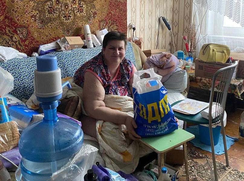 Активисты ЛДПР подарили продуктовый набор нуждающейся жительнице Волгограда