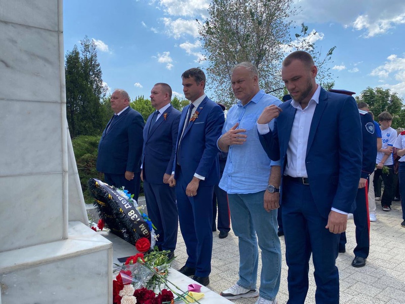 Владислав Никоненко принял участие в торжественном возложении цветов в преддверии 9 Мая