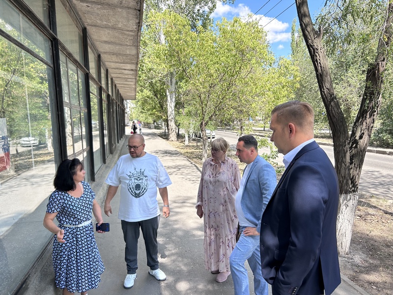 Представители ЛДПР передали пандус в библиотеку имени М.А. Шолохова
