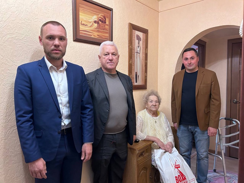 Депутаты от ЛДПР Алексей Логинов, Александр Кузьмин и Владислав Никоненко поздравили ветеранов с Днём Победы