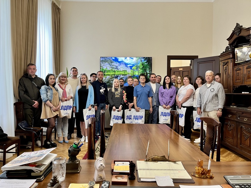 Депутаты ЛДПР в Волгограде поздравили сотрудников музея с праздником 