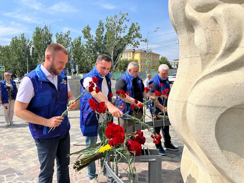 Представители ЛДПР возложили цветы к мемориалу