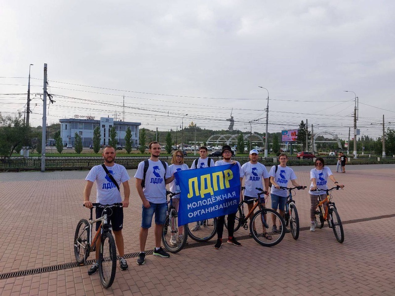 «Соколы ЛДПР» провели прогулку на велосипедах по Волгограду
