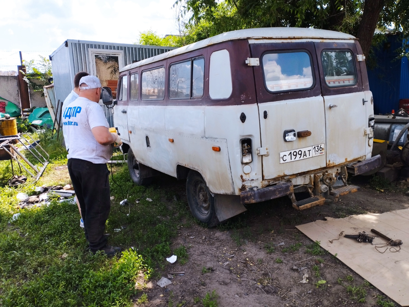 Партийцы починили УАЗ для защитников Русского Мира