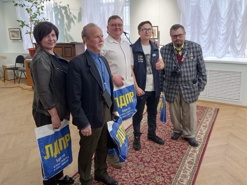 ЛДПР поздравила сотрудников Лискинского музея с профессиональным праздником
