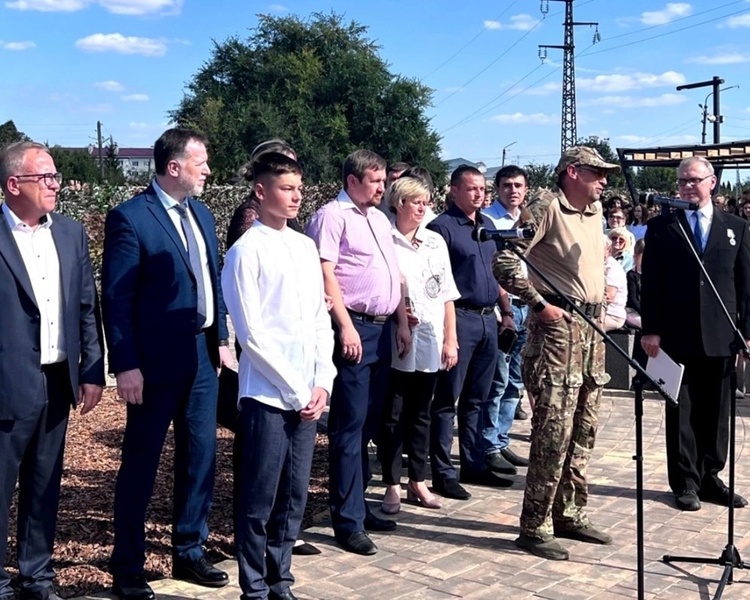 В поселке Латная открылась первая в стране площадь Героев СВО 