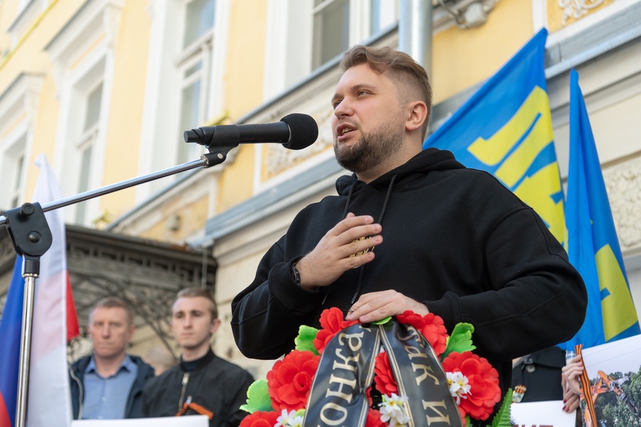 Прощай, убогая чухонка»: к посольству Латвии в России возложили похоронный венок