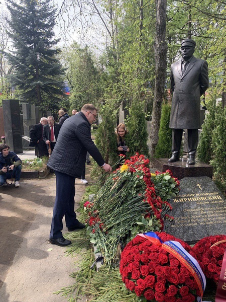 В Москве собрались сотни людей, чтобы почтить память Основателя ЛДПР Владимира Жириновского 