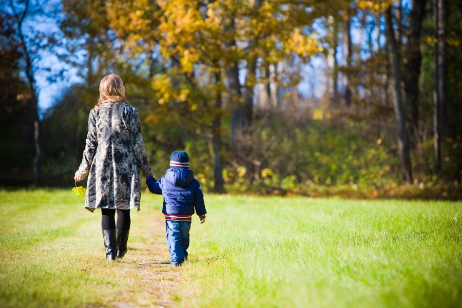 Догони мама. Дети на прогулке. Осенняя прогулка. Мама с ребенком идут. Мама гуляет с ребенком.