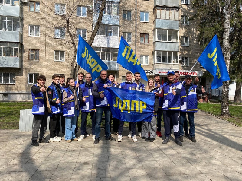 Активисты ЛДПР провели субботник в сквере им. В.В. Жириновского в Воронеже