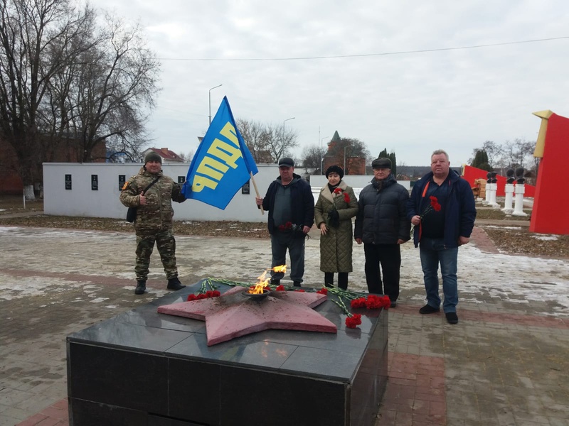 Активисты ЛДПР возложили цветы к мемориалу «Родина Мать» в память о павших героях Борисоглебска