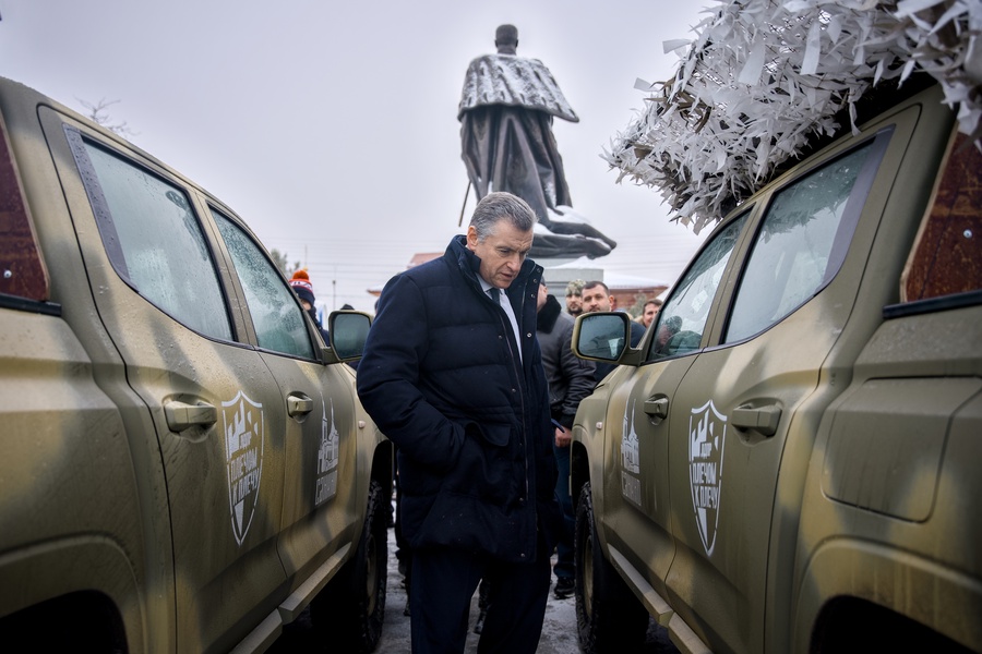 ЛДПР передала бойцам СВО 23 автомобиля и БТР