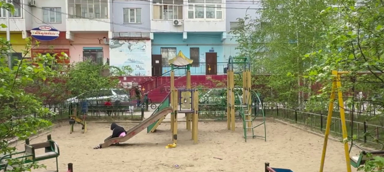 Мало построить детскую площадку-надо за ней ухаживать