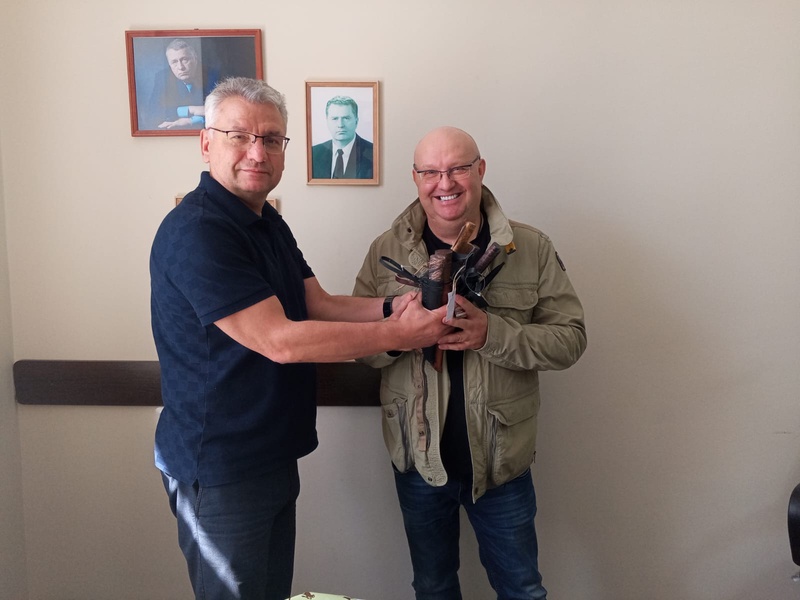 Гаврил Парахин передаст бойцам СВО якутские ножи