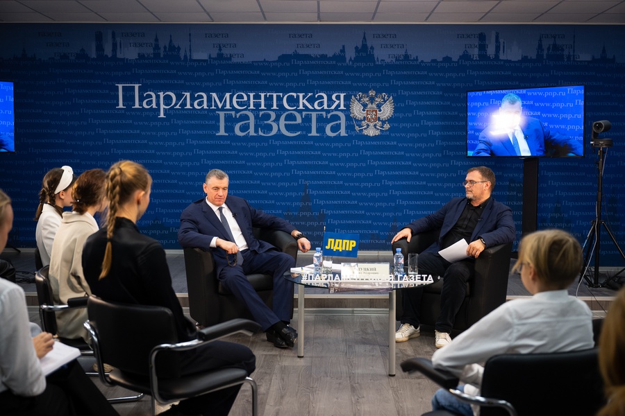 Лидер ЛДПР встретился с юными журналистами во Всемирный день ребенка