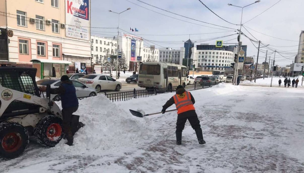 В Якутске в ближайшие три месяца будут убирать снег и ловить собак