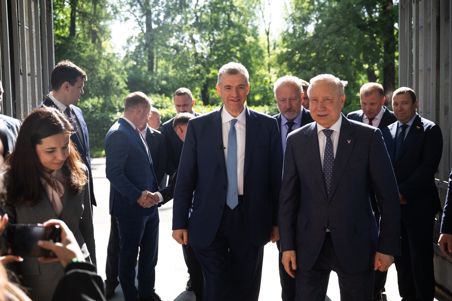 Леонид Слуцкий открыл выставку, посвященную Жириновскому