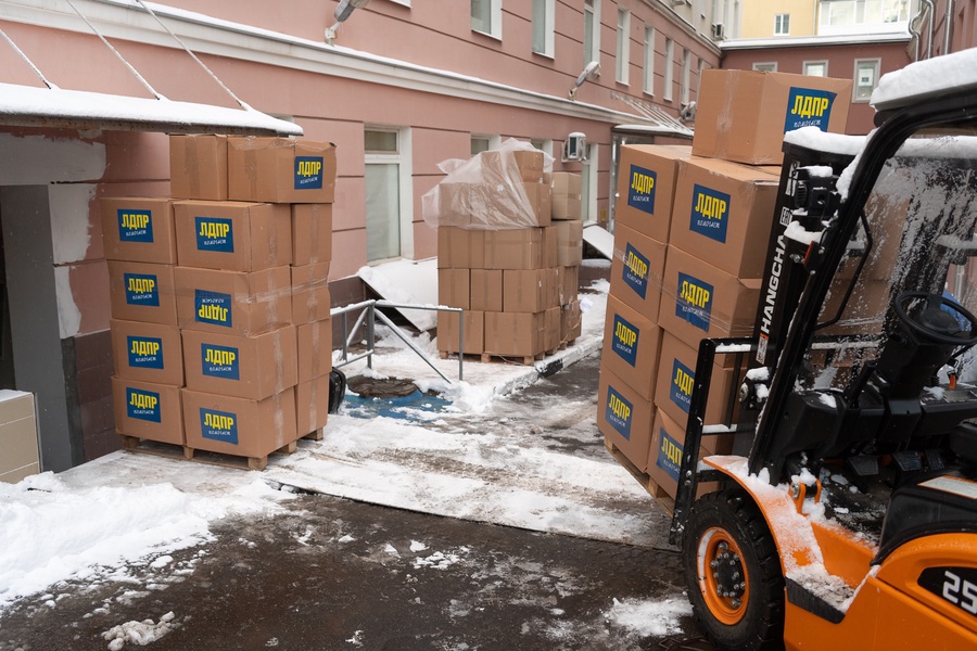 ЛДПР помогает доставить гуманитарную помощь в зону СВО