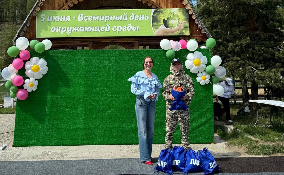 Молодежь ЛДПР наградила юных экологов Якутии