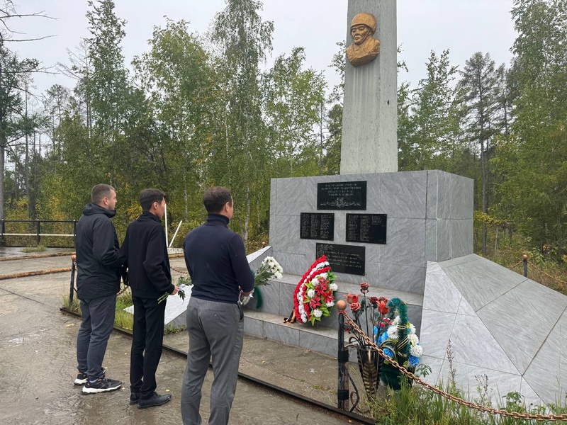 ЛДПР возложила цветы к памятнику-обелиску в Мохсоголлохе