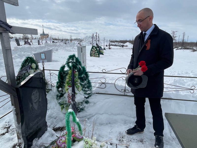 Депутат ЛДПР возложил цветы к местам захоронения ветеранов ВОВ