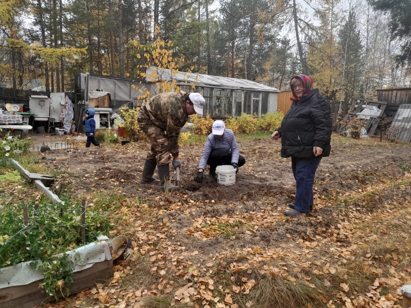 Активисты ЯРО ЛДПР помогли пенсионерке из Якутска собрать урожай