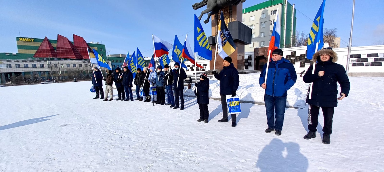 Представители ЛДПР в Якутии вышли на автопробег и митинг в поддержку Русской армии