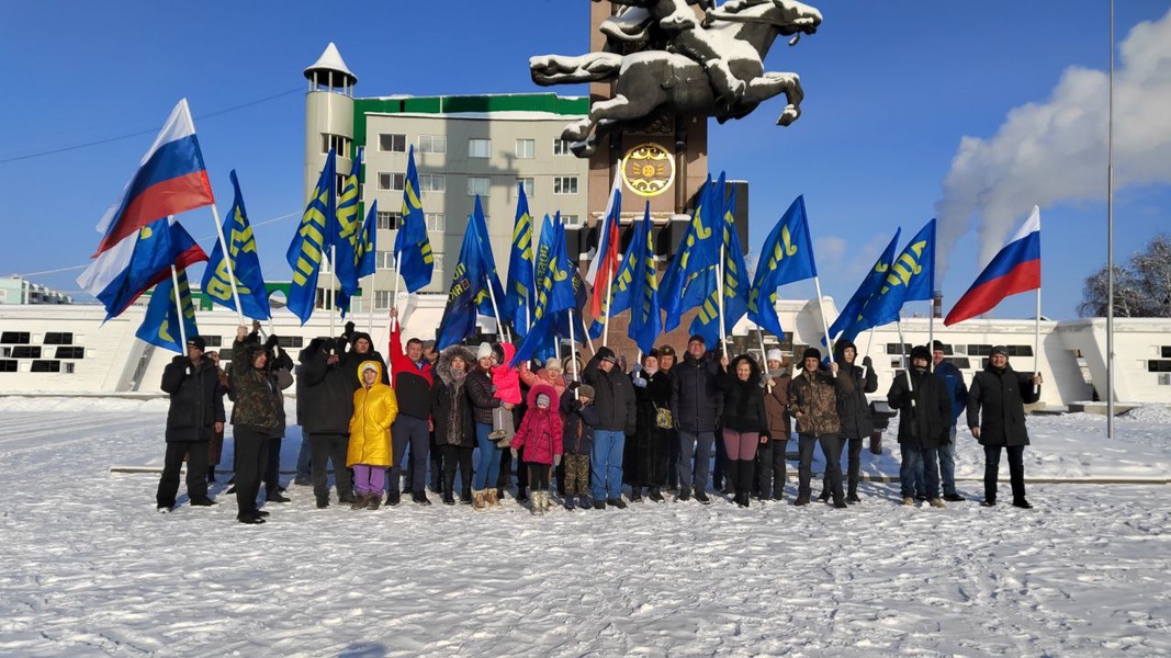 Партийцы ЛДПР провели флэшмоб и автопробег в поддержку военнослужащих