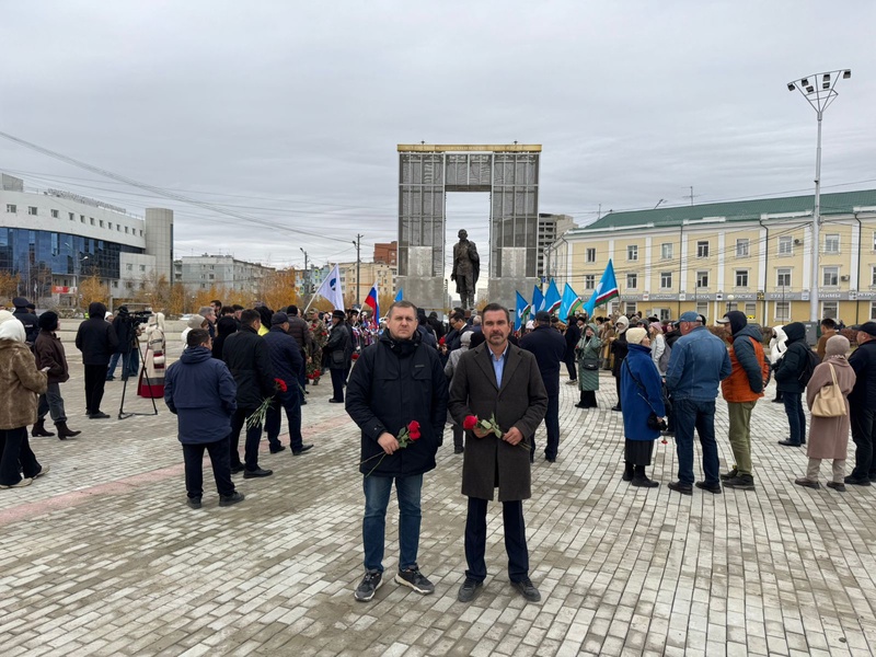 Представители Якутского реготделения ЛДПР почтили память Платона Ойунского