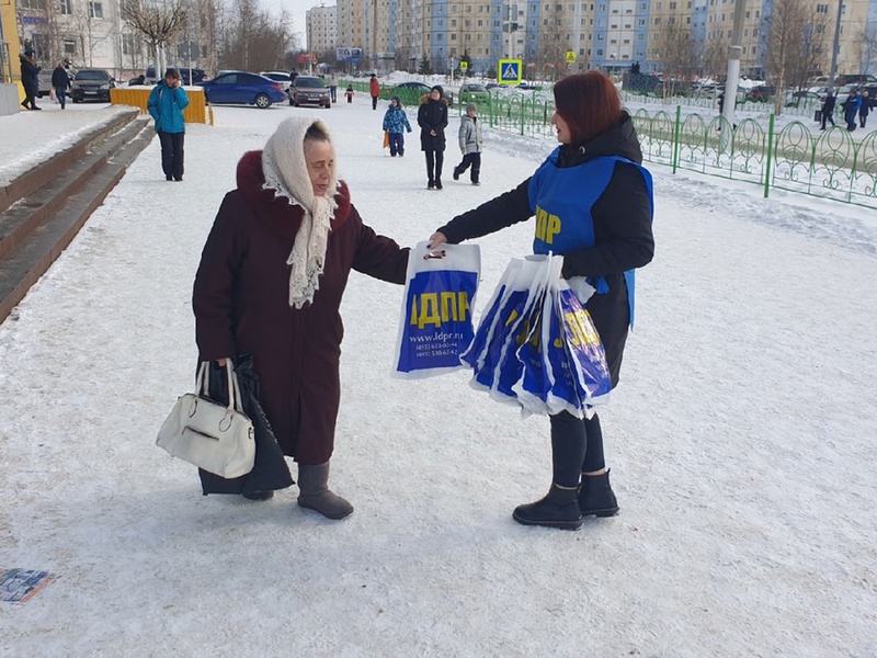 Активистка ЛДПР в Надыме решила добавить ярких красок и позитива в будни земляков