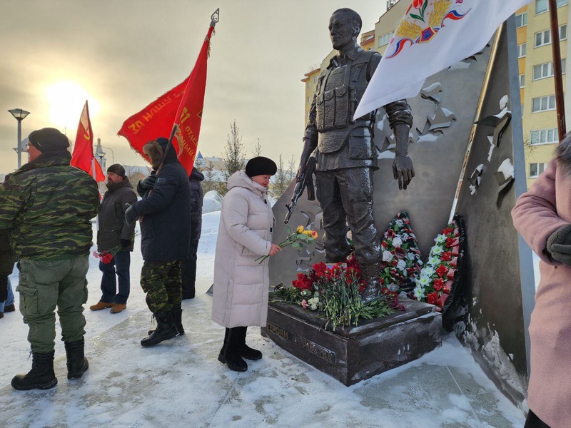 Координатор ЛДПР в Новом Уренгое почтила память воинов-интернационалистов