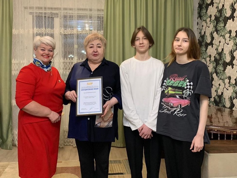 В Новом Уренгое многодетная мать получила Благодарственное письмо от имени Председателя ЛДПР