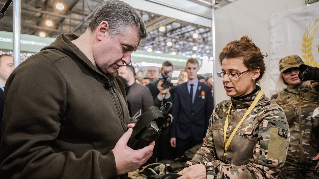 Председатель ЛДПР Леонид Слуцкий ознакомился с выставкой Форума содействия СВО «Плечом к плечу»