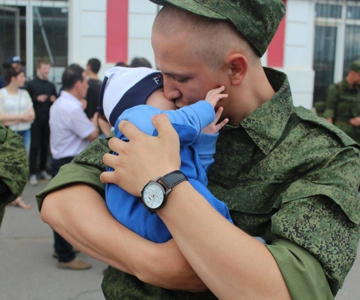 ЛДПР предложила предоставлять отпуск военнослужащим в связи с рождением ребёнка