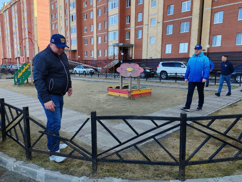 Активисты ЛДПР на Ямале провели проверку состояния детских игровых зон