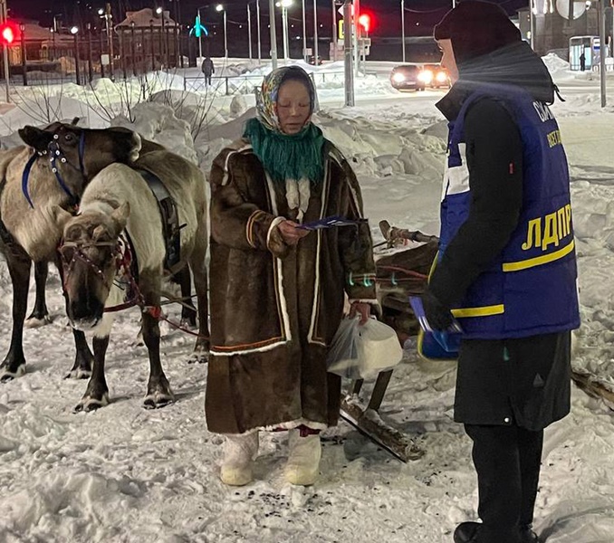 Активисты ЛДПР на Ямале продолжают знакомить жителей и гостей региона с биографией Леонида Слуцкого