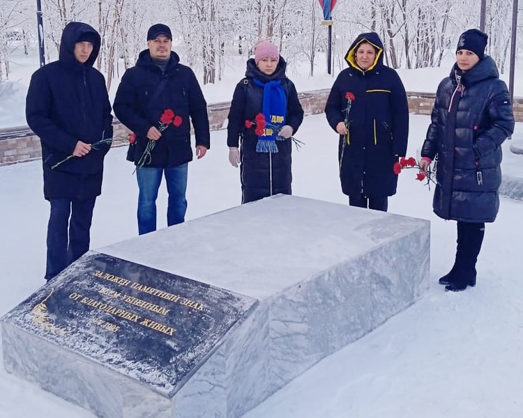 В годовщину снятия блокады Ленинграда партийцы в Муравленко провели церемонию возложения цветов