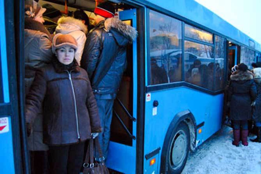 Много народу в автобусе. Автобус переполненный людьми. Полный автобус. Много людей в автобусе. Люди в автобусе зимой.