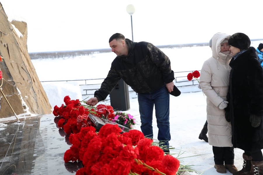 В Шурышкарском районе возложили цветы к мемориалу воинов-интернационалистов