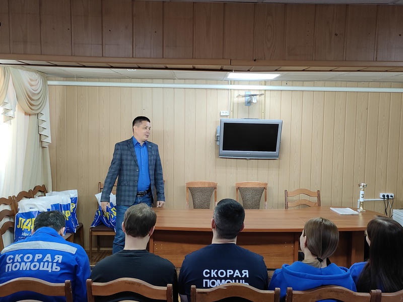 На Ямале ЛДПР поздравила медиков скорой помощи с профессиональным праздником 