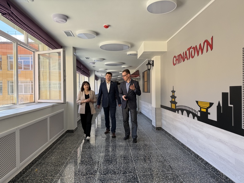 Депутат Садовников помог школе приобрести современные выставочные стенды