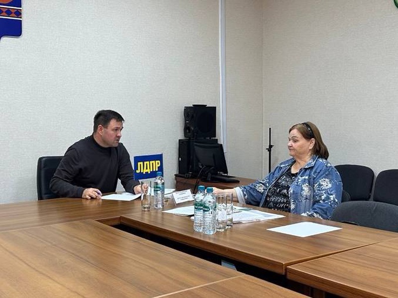 Денис Садовников провёл приём в Ханымее